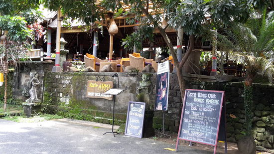 Straßenbild von Ubud. In das empfohlene ARMA Museum gehe ich nicht, aber das Cafe sieht doch nett aus.
