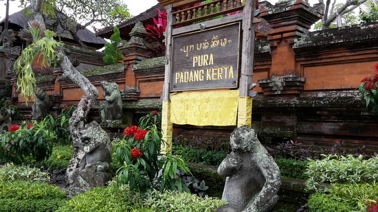 Die Tempel am Straßenrand sind gesperrt, nur für die Gläubigen geöffnet. Das ist okay.