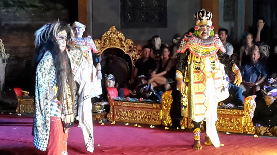 Schlussakt der traditionellen balinesischen Tanzaufführung.