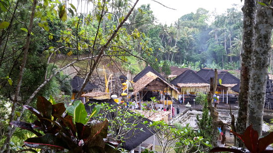 Tempeldorf an der Elefant Cave. Links, zwischen der gelben und der weißen Flagge ist der Eingang.