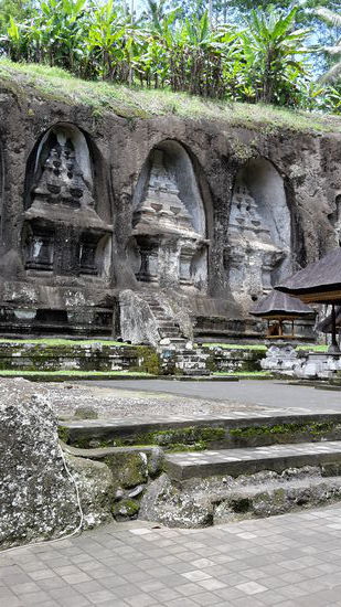 GUNUNG KAWI. Aus zwei gegenüber liegenden Felswänden sind bis zu 7m hohe Monumente ausgemeisselt. Sie sollen aus dem 11. Jhr. stammen und die Bestattungstempel des Königs Udayana und seiner Familie sein.