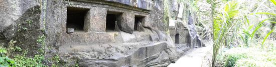 In der gleichen Tempelanlage befinden sich ausgemeisselte Höhlen, die von Eremiten bewohnt worden sein sollen.