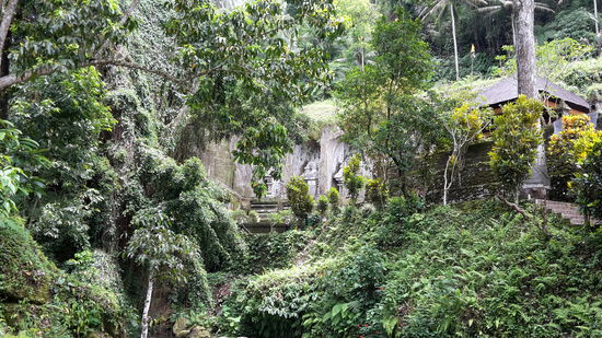Hier die gegenüber liegende Seite mit ebensolchen Monumenten.