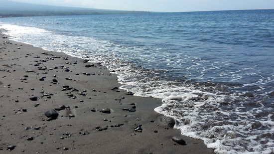 Strand von Amed, dunkler Sand und Kiesel. Aber direkt rein, schnorcheln mit vielen bunten Fischen ist versprochen.  Dass das Wasser Badewannen Temperatur hat, muss ich nicht erwähnen.