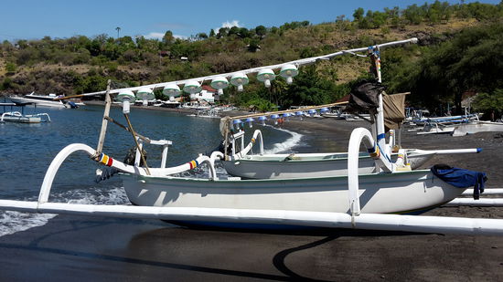 So sehen hier die Fischerboote aus. Lange Bambusstangen stabilisieren seitlich. Tagsüber transportieren sie außerdem Taucher und Schnorchler.