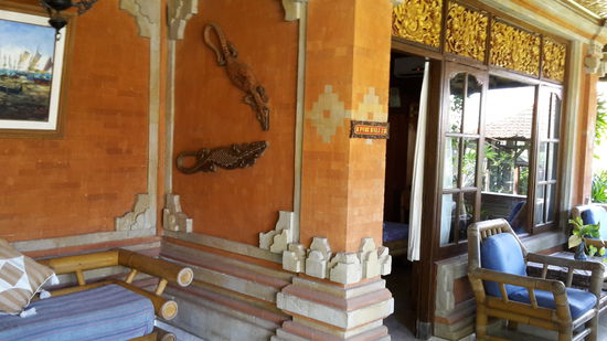 Eingang und Terrasse zu meinem Bungalow. Hängematte hab ich auch.