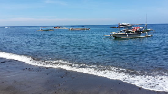Auf dem Wasser sehen die Boote aus wie die Wasserläufe (Käfer).