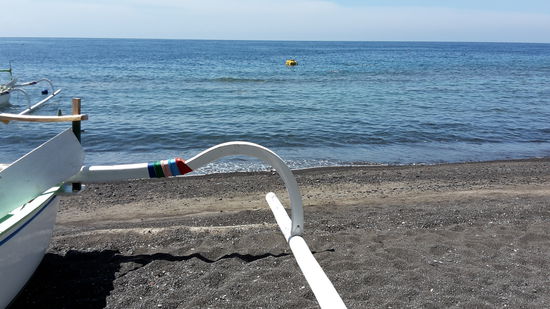 Direkt unter der gelben Boje im Hintergrund, auf ca. 5m Tiefe liegt ein Briefkasten in Form eines kleinen Tempels. Hier kannst du wasserdicht eingeschweißte Postkarten einwerfen, die werden dort geleert und versandt. Ich weiß nicht, wieviel Unterwasser -Briefkästen es gibt,  das ist schon was besonderes.