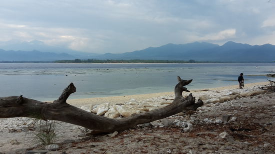 Am Oststrand von Gili Air mit Blick auf Lombok.