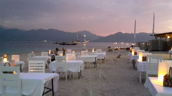 Sonnenuntergang am Strand von Gili Air. Essen mit den Füßen im Sand, Vollmond und Lombok als Kulisse.  Temperatur?  T-Shirt warm, laues Lüftchen, nicht schwül.- ???!