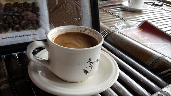 Der Katzen-Kaka-Kaffee. Schmeckt sehr gut. Vielleicht werde ich jetzt 100, er soll doch so gesund sein.