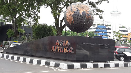 Das Denkmal an der Asien  Afrika Straße in Bandung. Hier trafen sich 1955 die jungen Nationen Asiens und Afrikas zu ihrer ersten Konferenz der blockfreien Staaten.