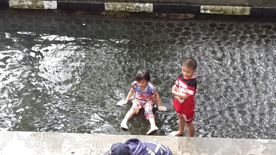 Auf dem Weg über die Bahngleise liegt ein netter Park mit Wasserspielen, was die Kinder gerne annehmen.