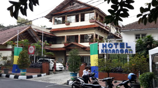 Mein tolles Hotel in Bandung. Sie machen mein Zimmer "... can we?" Und hängen meine nasse Wäsche von der Leine auf Kleiderbügel  - die vorher nicht im Zimmer waren. Im Eisschrank wird täglich 1 Wasser, 1 Fanta, 1 SPrite, 1 Cola aufgefüllt. Und auch täglich 1 frisches Handtuch. Angenehm, zentral und nett hier zu wohnen.