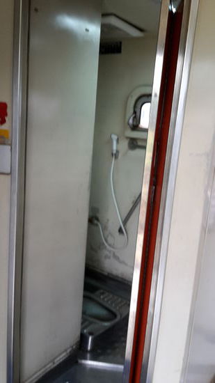 Jetzt zeig ich euch noch die Toilette im Zug. Praktisch und sauber! Überhaupt wird in dem Zug permanent gewischt und der Müll abgeholt! Nachahmenswert!