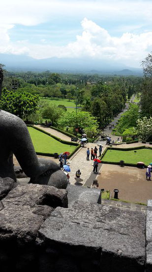 Auf dem Borobodur. Toller Blick auf die Berge.
