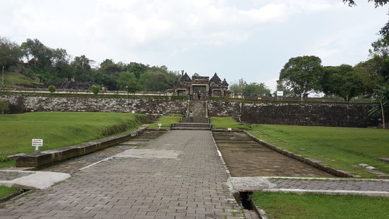 Hier die Anlage um Boko, wo wir zum Sonnenuntergang sind. Die Anlage ist sehr schön, gechilled. Nur leider geht die Sonne hinter Wolken unter.