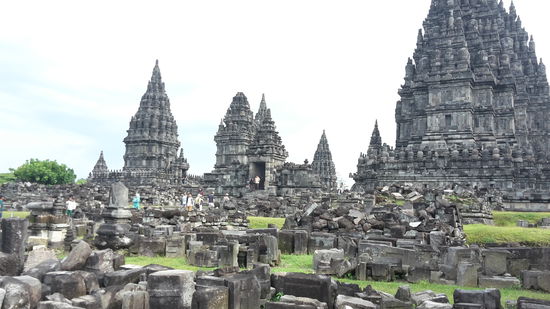 Die Haupttürme oder Stupas stehen, aussen herum sind einige eingestürzt. Könnte noch von dem Erdbeben sein.