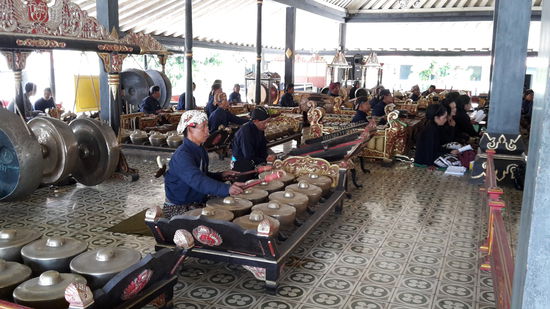 Im Sultanspalast findet ein Puppenspiel statt und direkt hinter der Leinwand sitzen die Puppenspieler und die Musiker. Die Aufnahme ist seitlich, neben und hinter der Bühne aufgenommen.