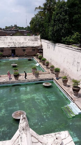 Die Becken des Wassertempels von oben. Hier konnte der König die Kinder (hinteres Becken) oder seine Damen (vorderes Becken) im Blick  haben. Er selbst hatten hinten noch ein privates Becken.