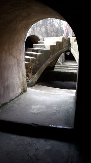 Durch einen verdeckten Eingang kommt man in dieses Labyrinth. Und am Ende bist Du froh über den netten Menschen, der dir sagt: "rechts geht's zum Parkplatz und links zum Sultanspalast. "