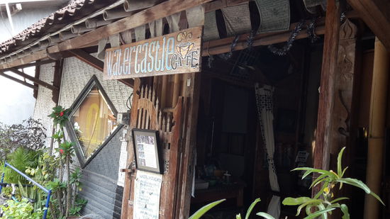 In den engen Gassen liegt das nette Watercastle Café. Obstsalat mit Joghurt und  .....