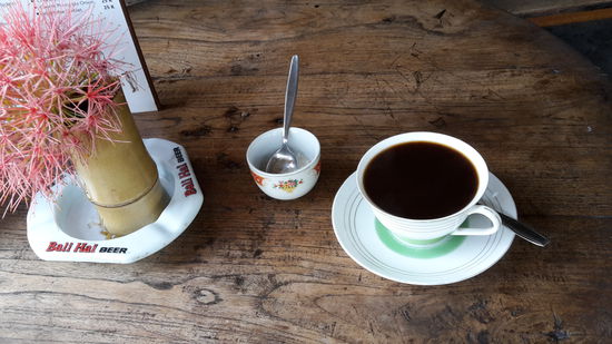 ..... dort gibt es auch den Katzen-Kaka-Kaffee. Hier ist er wesentlich teurer als in den Bergen von Bandung aber am biligsten in Jogja und ich denke schon, daß der erste nicht echt War ?!? Na jedenfalls zahle ich jetzt 3,50 und er schmeckt immer noch gut aber nicht so so soooo besonders. Dann werde ich halt 2 mal 100.