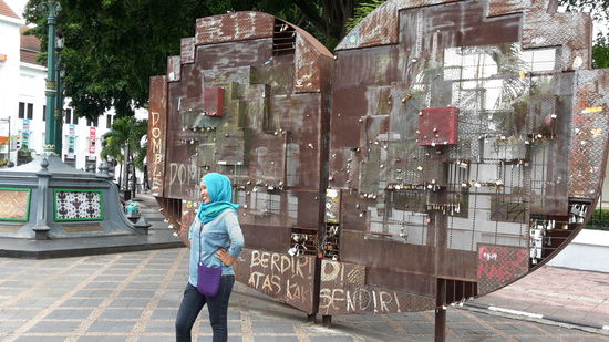 Seht ihr die funkelnden Punkte?  Das sind Liebes -Schlösser. Auf einem riesigen Metall  Herz, mitten in der Stadt.