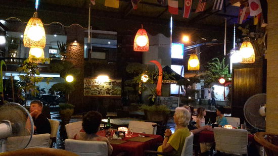 Mein erstes Abendessen in Kuta / Bali. Es ist warm, der Regenschutt gerade vorbei und und nach dem Heineken wartet ein tolles Zimmer auf mich.