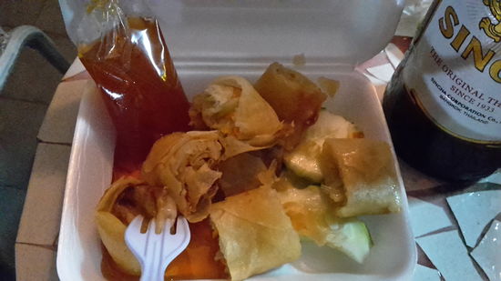 Spring rolls mit scharfer Soße und Shinga auf meiner Terasse  (im kurzen T Shirt ) 