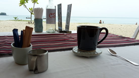 Ein gepflegter Kaffee am Nai Yang.