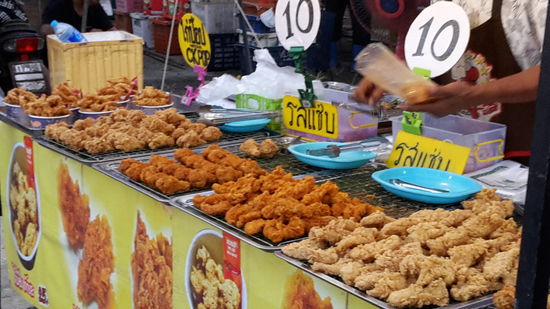 Frittierte Hähnchen auf dem Markt.