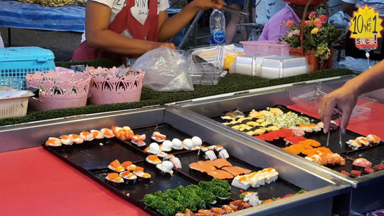 Sushi auf dem Markt in Nai Yang.