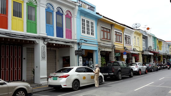 Fantasievoll und sehr nett hergerichtete Fassaden in  Phuket old Town.