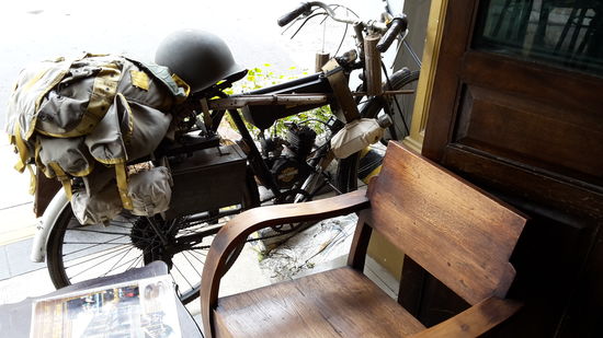 Ich sitze hier sehr nett bei einem ICE Mocca.