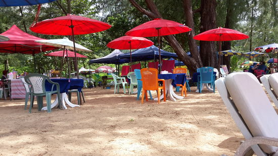 Private Gruppeninitiative der Thais: Liegestuhl und Sonnenschirm vermieten plus eine erstaunlich große Speisekarte. Kalte Getränke sowieso!