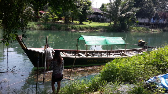 Tom und Am versuchen das Boot zum Einsteigen für mich heran zu holen.