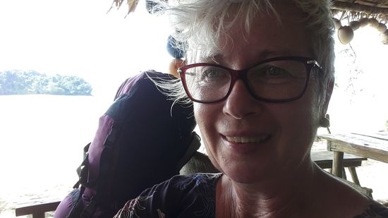 Kaputt und glücklich an der Tawarn Bar. Bungalow wird noch schnell gerichtet.