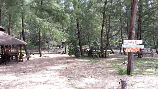 So sehen die Eingänge zu den Resort auf Ko Phra Tong aus.