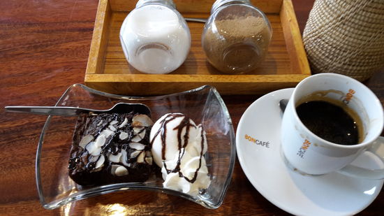 Brownie mit Kokosnuss Eis und echtem Kaffee - schon ein wenig dekadent im Dschungel. 