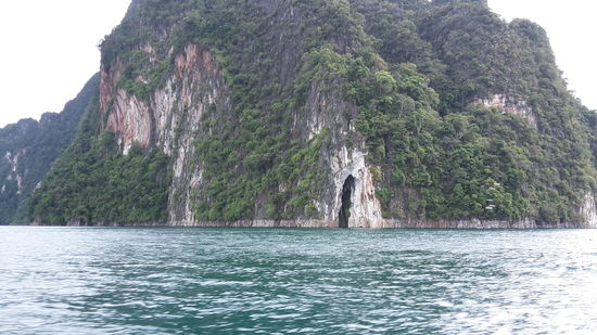 Typische Karstfelsen auf dem See.