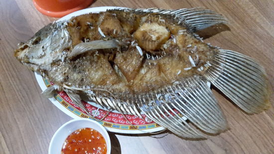 Fisch! White Snapper!  Hoffe es stimmt.  Dazu gab es reichlich Reis und diverse Currys und Obst.