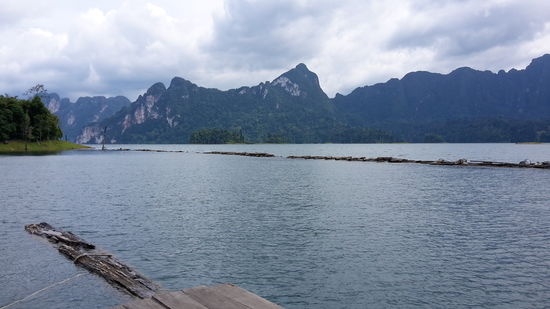 Blick von unserem schwimmenden  Resort auf den See.