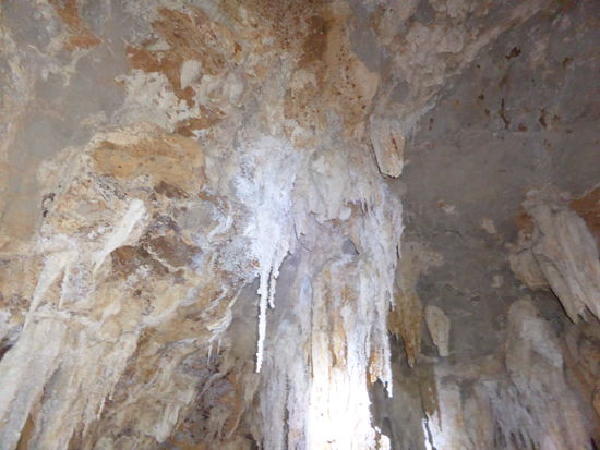 Tolle Stalagtitten in der Höhle.