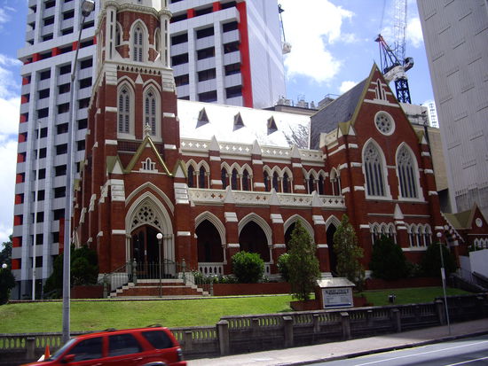 Schon Komisch Kirche umgeben von lauter Hochhaeuser