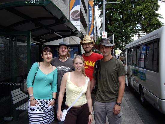 Diese zwei Maedels (Kathrin &amp; Andrea) (sind am Tag vorher in unser altes Hostel eingezogen) sind zufaellig gerade in die Stadt gegangen, als wir auf dem Weg zum Bus waren und haben sich gleich bereit erklaert uns beim tragen unserer Sachen zu helfen. Vorallem weil Lukas eine Kappselreizung im Knie hatte und er seine Gittare noch schleppen musste. Schon nett. 