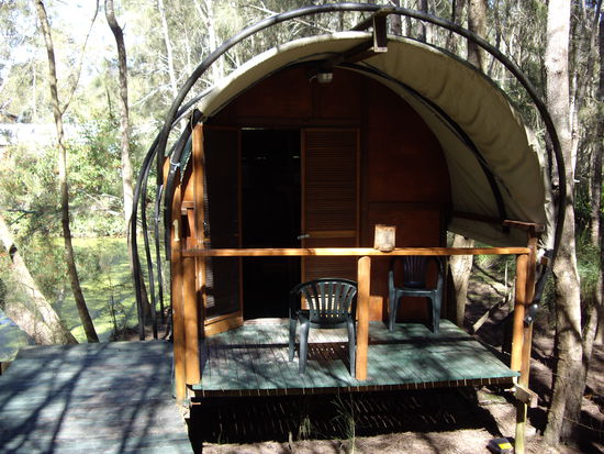 Unsere bescheidene "Zelt-Huette" am See