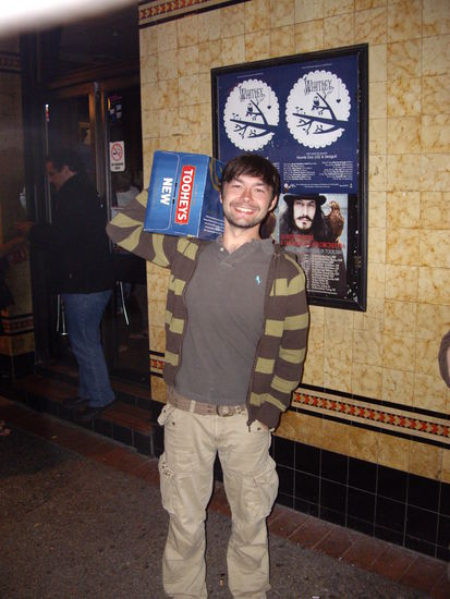 Paul traegt unser Bier nach Hause