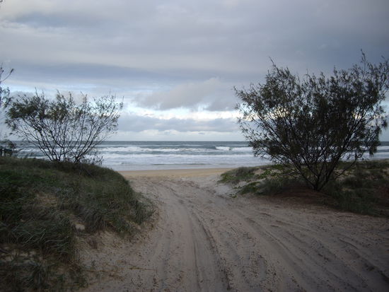 Strasse raus zum Strand