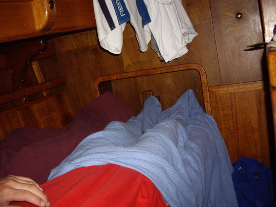 Zu zweit in der Koje, mit den Fuessen eingekeilt